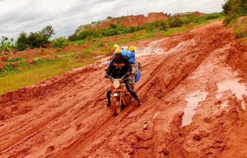 Haute-Guinée : Ce calvaire que traversent les usagers en cette période de grandes pluies. 3 Haute-Guinée : Ce calvaire que traversent les usagers en cette période de grandes pluies.