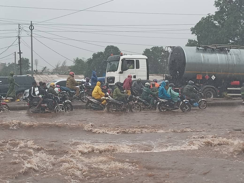 Guinée : Inondations signalées dans plusieurs quartiers de la capitale, des dégâts matériels enregistrés. 2 Guinée : Inondations signalées dans plusieurs quartiers de la capitale, des dégâts matériels enregistrés.