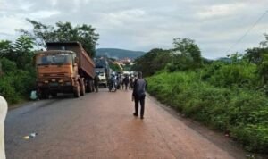Guinée /Circulation Routière : Les usagers bloqués à Dioumaya suite à l'éboulement d'une montagne