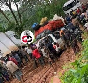 Axe Faranah-Mamou : le tronçon fortement Impacté, des usagers coincés dans la boue.