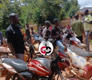 Tension à Siguiri : Manifestation devant la résidence du préfet suite à la mort d'un jeune, percuté par un motard.