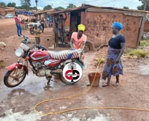 Madiana : Après la suspension des activités minières, les femmes de Koromadou se tournent vers le lavage automobile. 3 Madiana : Après la suspension des activités minières, les femmes de Koromadou se tournent vers le lavage automobile.