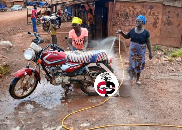 Madiana : Après la suspension des activités minières, les femmes de Koromadou se tournent vers le lavage automobile. 1 Madiana : Après la suspension des activités minières, les femmes de Koromadou se tournent vers le lavage automobile.