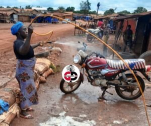 Madiana : Après la suspension des activités minières, les femmes de Koromadou se tournent vers le lavage automobile. 2 Madiana : Après la suspension des activités minières, les femmes de Koromadou se tournent vers le lavage automobile.