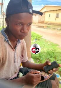 Kankan : Boubacar Barry, un jeune adolescent qui pratique la cordonnerie « Je suis le seul garçon de ma mère »