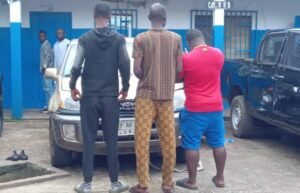 Insécurité à Conakry : Fin de course pour trois individus présumés voleurs de moto du même groupe.