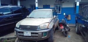 Insécurité à Conakry : Fin de course pour trois individus présumés voleurs de moto du même groupe.