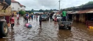 Guéckédou : plusieurs quartiers inondés suite à une forte pluie qui s'est abattue sur la ville. 3 Guéckédou : plusieurs quartiers inondés suite à une forte pluie qui s'est abattue sur la ville.