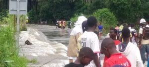 Guéckédou : plusieurs quartiers inondés suite à une forte pluie qui s'est abattue sur la ville. 2 Guéckédou : plusieurs quartiers inondés suite à une forte pluie qui s'est abattue sur la ville.
