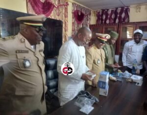 Faranah : Le président du CNT Dr Dansa Kourouma fait don aux patients des structures sanitaires de la ville.