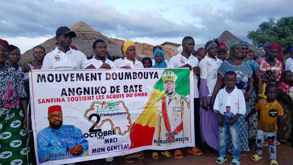 Fête d'indépendance à Sanfina : La population apporte son soutien au Général Mamadi Doumbouya à travers une manifestation culturelle. 6 Fête d'indépendance à Sanfina : La population apporte son soutien au Général Mamadi Doumbouya à travers une manifestation culturelle.