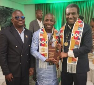 Rwanda : Le Jeune Directeur général du GDM Aly Badra Condé rafle le prix de meilleur manager africain du secteur de Médias. 2 Rwanda : Le Jeune Directeur général du GDM Aly Badra Condé rafle le prix de meilleur manager africain du secteur de Médias.