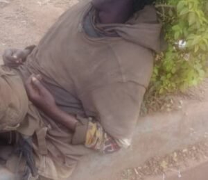 Faranah : La présence massive des personnes en détresse mentale crée de la panique dans la cité. 3 Faranah : La présence massive des personnes en détresse mentale crée de la panique dans la cité.