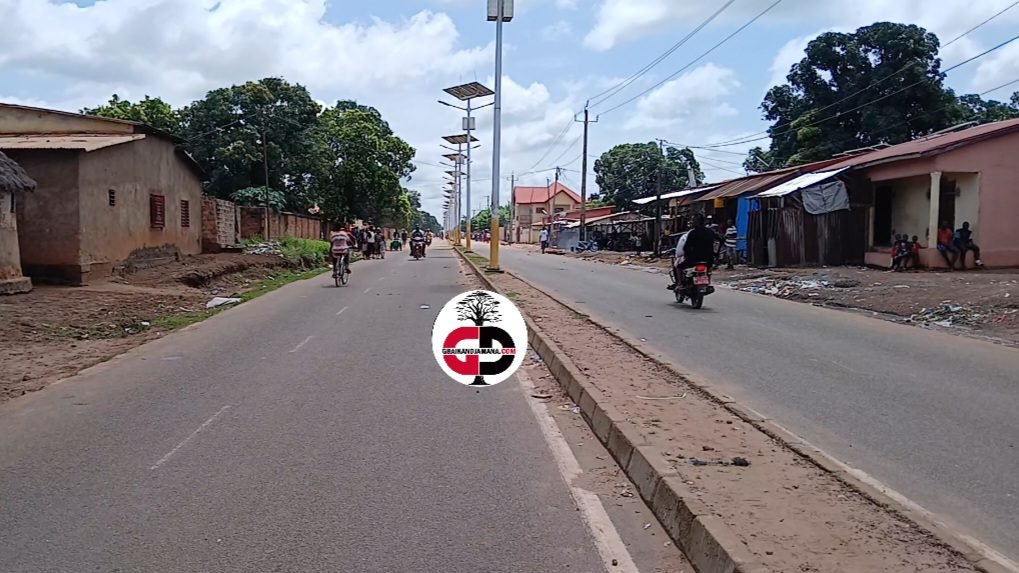 Kankan / Réclamation ou Manipulation : Les Jeunes du quartier Heremakono 2 se font entendre suite au manque d'électricité. 6 Kankan / Réclamation ou Manipulation : Les Jeunes du quartier Heremakono 2 se font entendre suite au manque d'électricité.