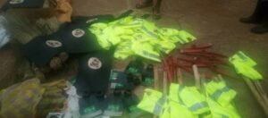 Insalubrité à Faranah : le Mouvement des jeunes patriotes fait un don de matériels d’assainissement à la commune.