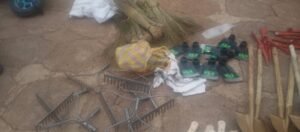 Insalubrité à Faranah : le Mouvement des jeunes patriotes fait un don de matériels d’assainissement à la commune.