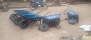 Insalubrité à Faranah : le Mouvement des jeunes patriotes fait un don de matériels d’assainissement à la commune.