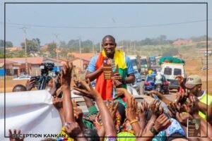 De retour à kankan : Aly Badara CONDÉ accueilli comme un roi par la population après son exploit à l'étranger.