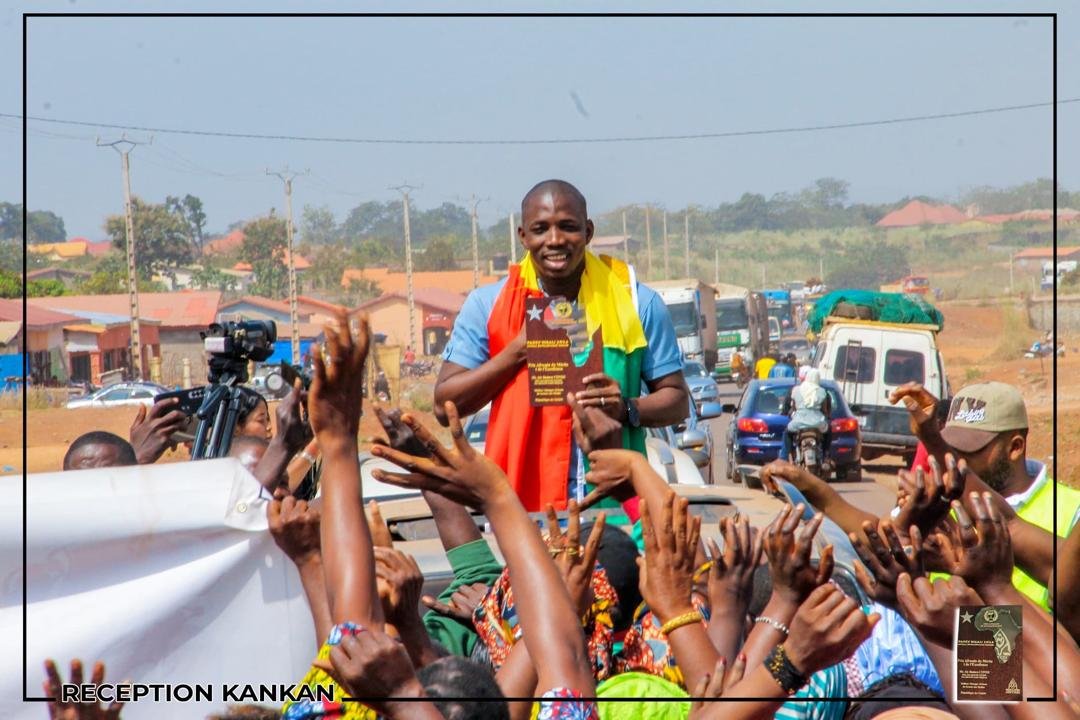 De retour à kankan : Aly Badara CONDÉ accueilli comme un roi par la population après son exploit à l'étranger.