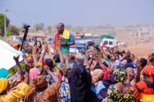 De retour à kankan : Aly Badara CONDÉ accueilli comme un roi par la population après son exploit à l'étranger.