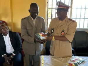 Faranah : Le gouverneur préside la cérémonie de remise des cocardes aux autorités locales 4 Faranah : Le gouverneur préside la cérémonie de remise des cocardes aux autorités locales