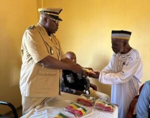 Faranah : Le gouverneur préside la cérémonie de remise des cocardes aux autorités locales 3 Faranah : Le gouverneur préside la cérémonie de remise des cocardes aux autorités locales