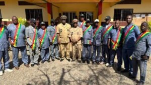 Faranah : Le gouverneur préside la cérémonie de remise des cocardes aux autorités locales 5 Faranah : Le gouverneur préside la cérémonie de remise des cocardes aux autorités locales