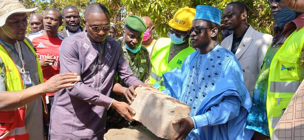 Siguiri : Cérémonie de pose de la première de 600 mètres en béton armé PKO et 13 Km de reprofilage à Kourémalé. 