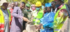 Siguiri : Cérémonie de pose de la première de 600 mètres en béton armé PKO et 13 Km de reprofilage à Kourémalé. 2 Siguiri : Cérémonie de pose de la première de 600 mètres en béton armé PKO et 13 Km de reprofilage à Kourémalé.