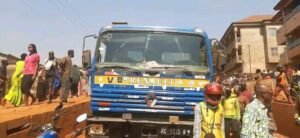 Coyah : Une mère de famille trouve tragiquement la mort dans une collision entre une moto et un camion.