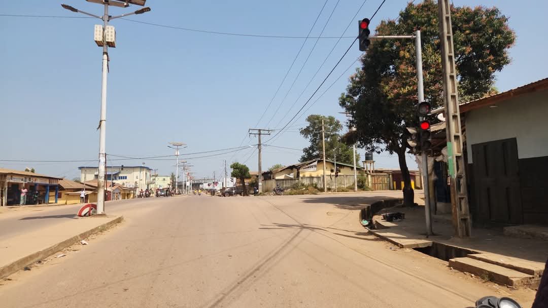 Dernière Minute /N'zérékoré : La ville militarisée, les établissements publics et privés fermés ( constat) 3 Dernière Minute /N'zérékoré : La ville militarisée, les établissements publics et privés fermés ( constat)