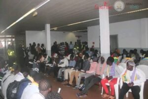 Migration : le ministre des affaires étrangères fait revenir 148 migrants volontaires en guinée. 2 Migration : le ministre des affaires étrangères fait revenir 148 migrants volontaires en guinée.