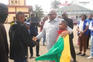 Migration : le ministre des affaires étrangères fait revenir 148 migrants volontaires en guinée. 1 Migration : le ministre des affaires étrangères fait revenir 148 migrants volontaires en guinée.