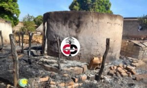 Urgent /faranah : un incendie ravage trois (3) cases au quartier dandaya « j'ai perdu tous mes biens » 1 Urgent /faranah : un incendie ravage trois (3) cases au quartier dandaya « j'ai perdu tous mes biens »