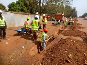Lutte contre l'insalubrité à Faranah : L'AGETIP entame les activités d'assainissement avec la jeunesse. 