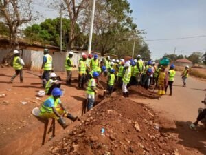 Lutte contre l'insalubrité à Faranah : L'AGETIP entame les activités d'assainissement avec la jeunesse. 