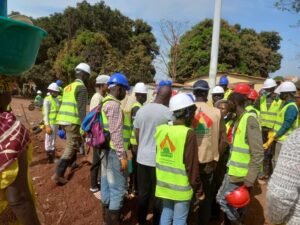 Lutte contre l'insalubrité à Faranah : L'AGETIP entame les activités d'assainissement avec la jeunesse. 