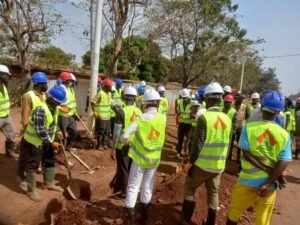 Lutte contre l'insalubrité à Faranah : L'AGETIP entame les activités d'assainissement avec la jeunesse. 