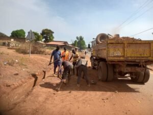 Lutte contre l'insalubrité à Faranah : L'AGETIP entame les activités d'assainissement avec la jeunesse. 