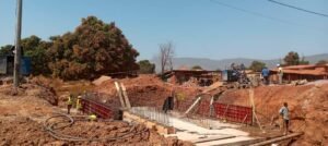 Dabola : reprise des travaux de bitumage des voies de la commune urbaine. 2 Dabola : reprise des travaux de bitumage des voies de la commune urbaine.