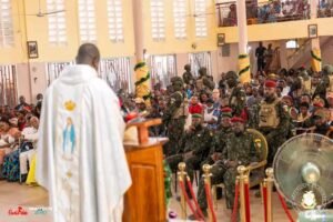 Célébration de la fête de Noël : S.E le Général Mamadi DOUMBOUYA célèbre Noël à la Paroisse Anne-Marie Javouhey de Nongo.
