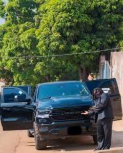 Culture : L'artiste Singleton reçoit un cadeau de la part du Général Mamadi Doumbouya