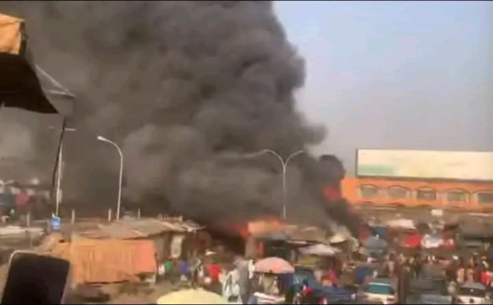Urgent : Un incendie est actuellement signalé au grand marché de Madina.
