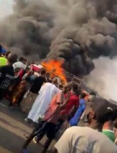 Urgent : Un incendie est actuellement signalé au grand marché de Madina.
