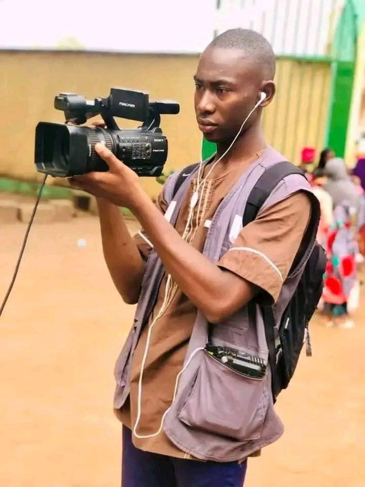 Kankan : Un an après la disparition du Journaliste Bafodé Maféring Camara, ses camarades de classe lui rendent hommage en organisant une lecture collective du Saint Coran.