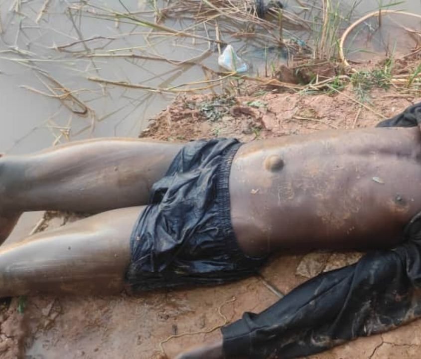 Siguiri:Un jeune homme, suspecté d'avoir volé un téléphone à Boure Kofinali, a tragiquement trouvé la mort par noyade lors de sa fuite.