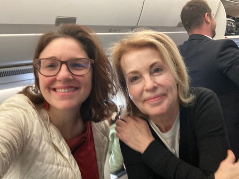 Légende photo par Moussa : Agauche (Maître Caroline Walter, avocateau sein du GlobalSurvivorsFund), à droite (Maître Françoise Bastien-Rabner, avocate honoraire).