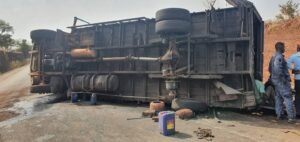 Siguiri/Tata Kourou (Doko) : un camion benne est tombé à la suite d'une crevaison d'un pneu arrière, sans aucune perte de vie.