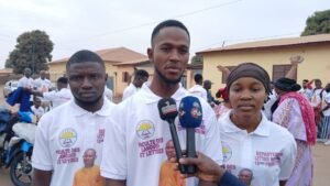 Kankan : Un an après la disparition du Journaliste Bafodé Maféring Camara, ses camarades de classe lui rendent hommage en organisant une lecture collective du Saint Coran.