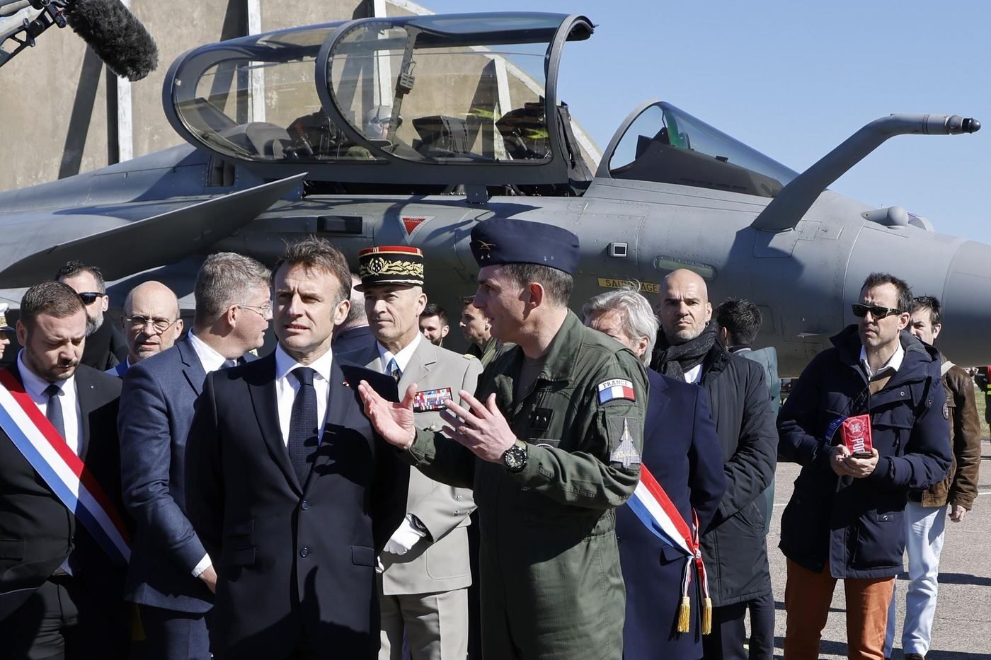 Emmanuel Macron affirme que l'armée française est "la plus efficace" d'Europe 1 Emmanuel Macron affirme que l'armée française est "la plus efficace" d'Europe